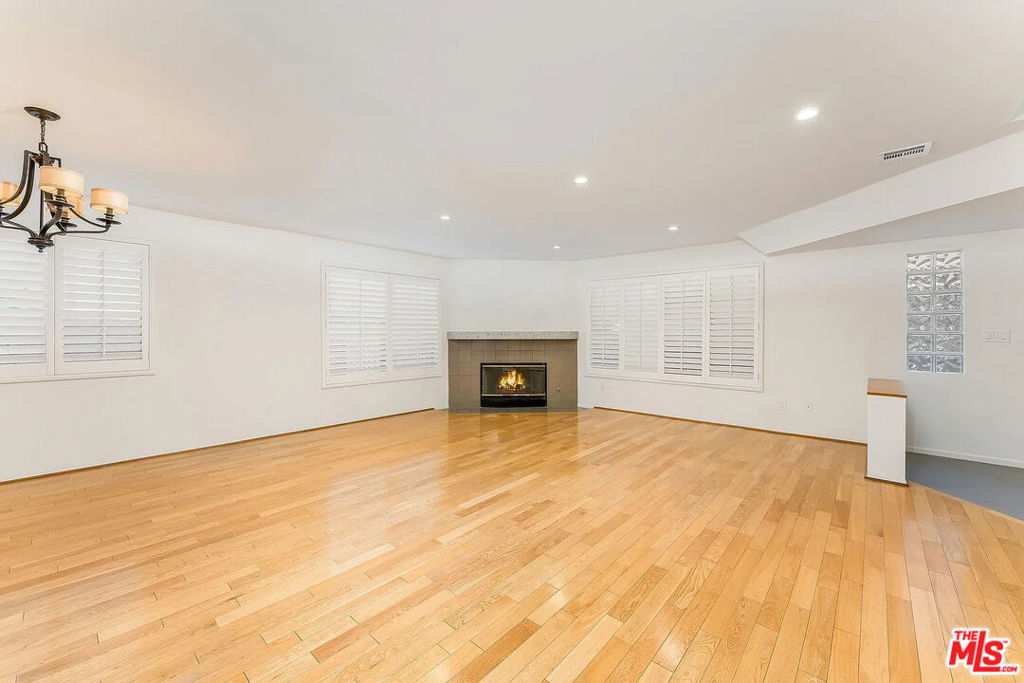 324 S Doheny Drive Property Photo 14