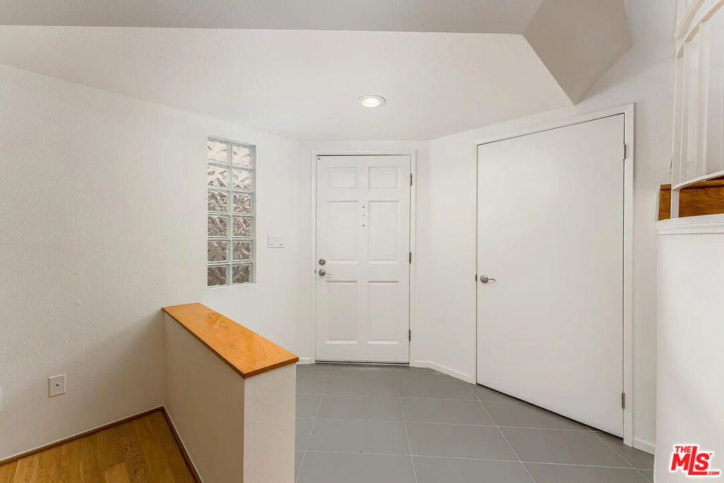 324 S Doheny Drive Property Photo 15