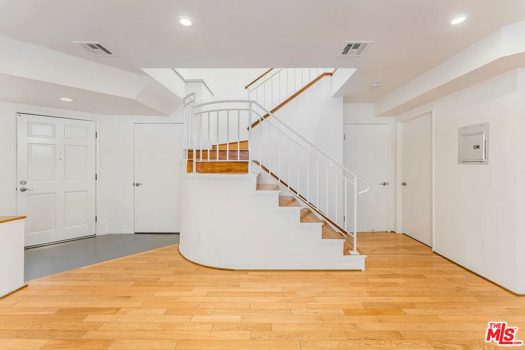 324 S Doheny Drive Property Photo 16
