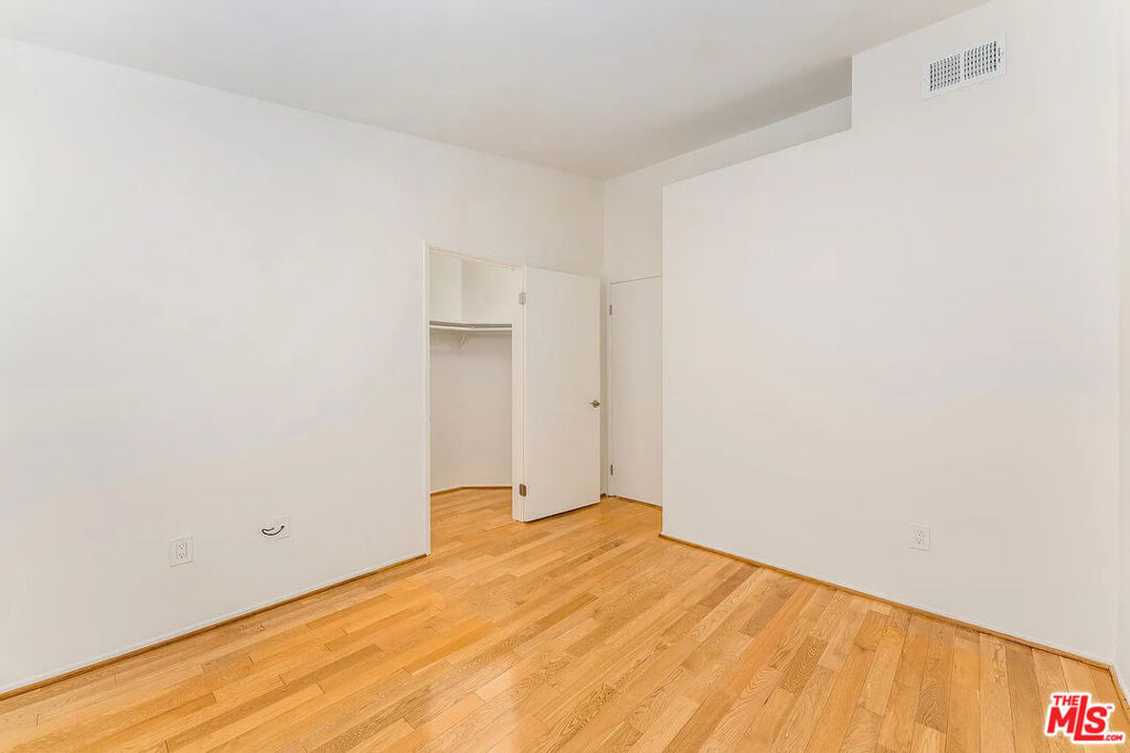 324 S Doheny Drive Property Photo 23