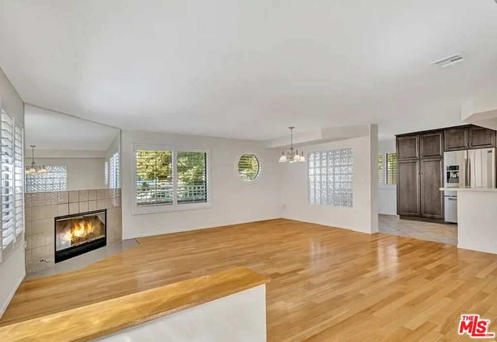 324 S Doheny Drive Property Photo 27