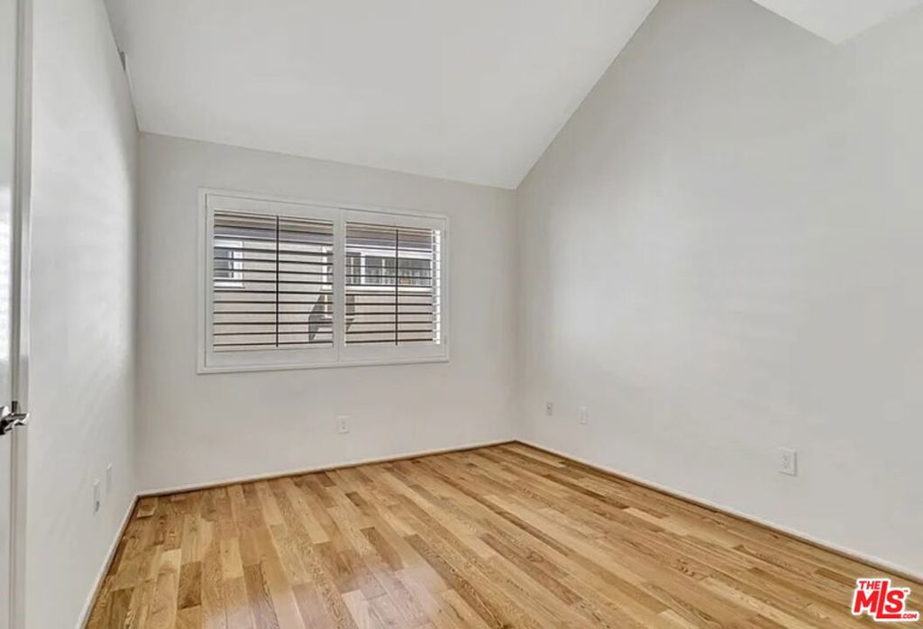 324 S Doheny Drive Property Photo 31