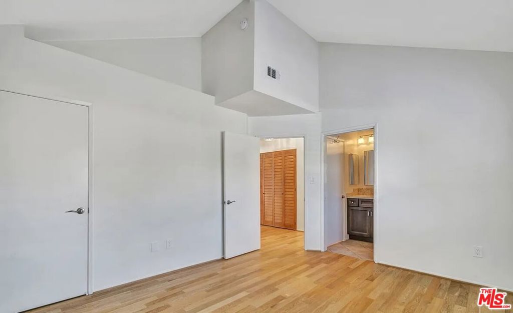 324 S Doheny Drive Property Photo 32