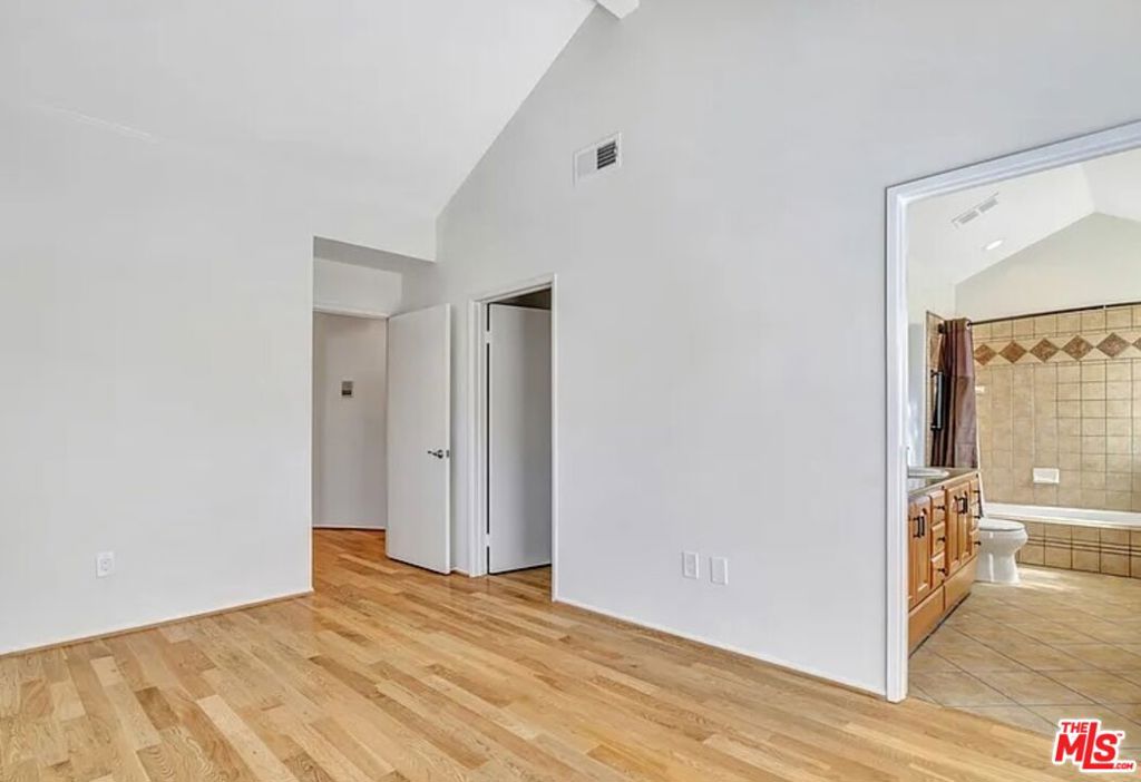 324 S Doheny Drive Property Photo 34