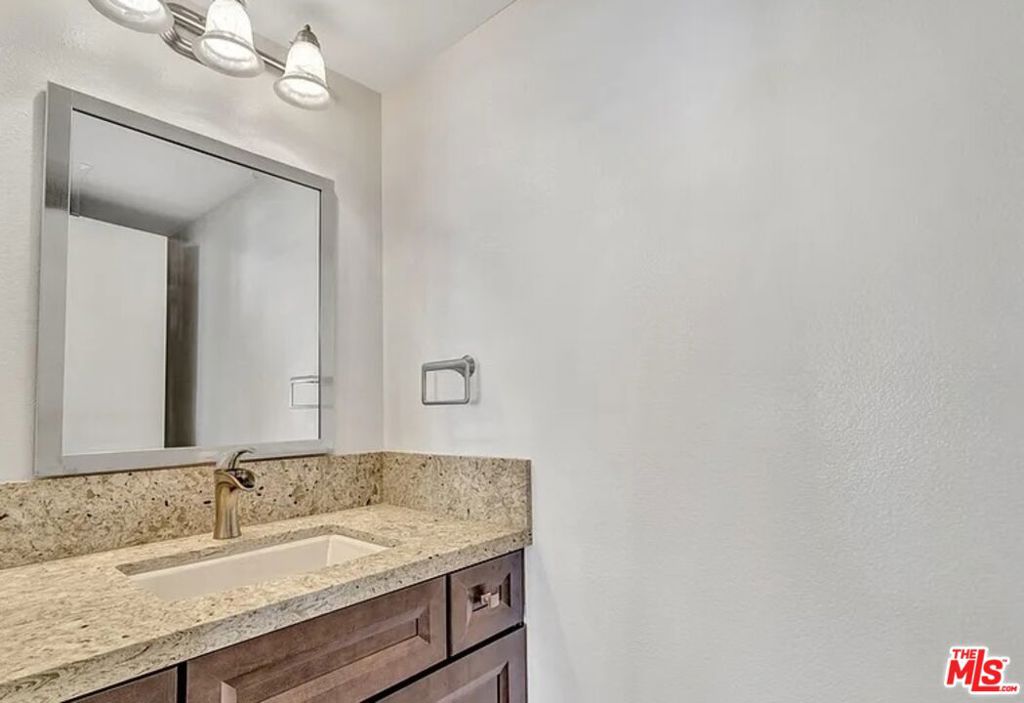 324 S Doheny Drive Property Photo 37