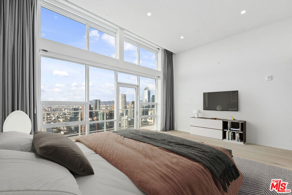 230 W Olympic Boulevard Ph 3 Property Photo 6