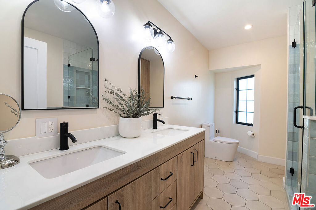 13220 Erwin Street Property Photo 20