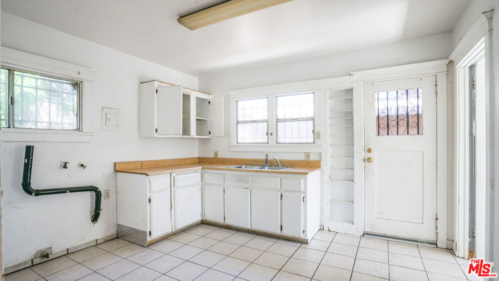 1111 W 47th Street Property Photo 15