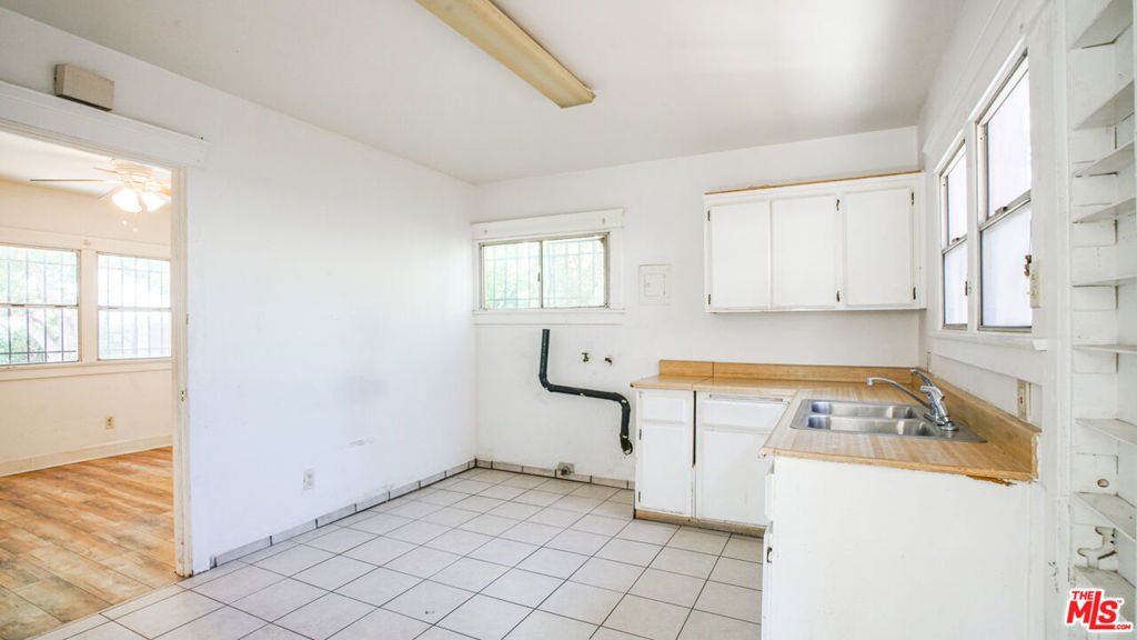 1111 W 47th Street Property Photo 16
