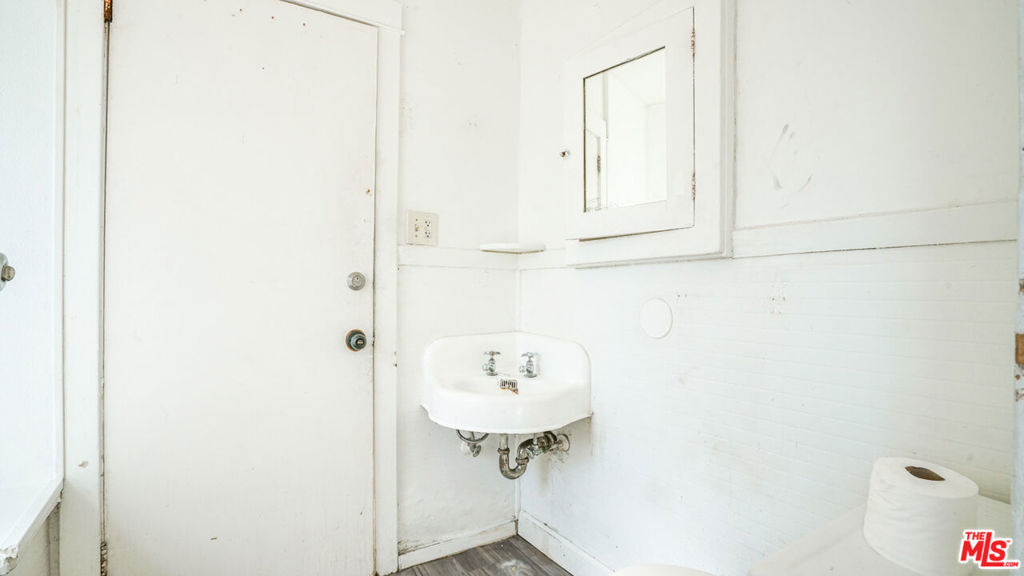 1111 W 47th Street Property Photo 18