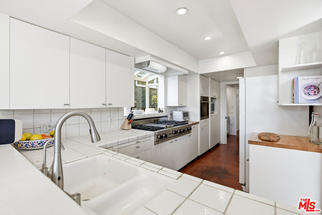 469 Sherman Avenue Property Photo 8