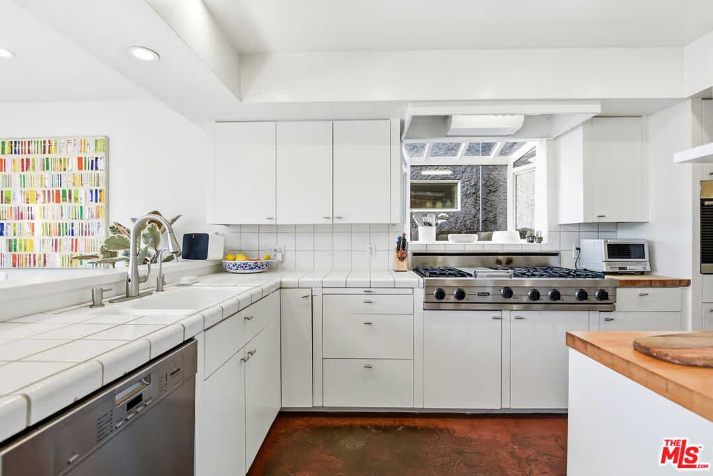 469 Sherman Avenue Property Photo 9