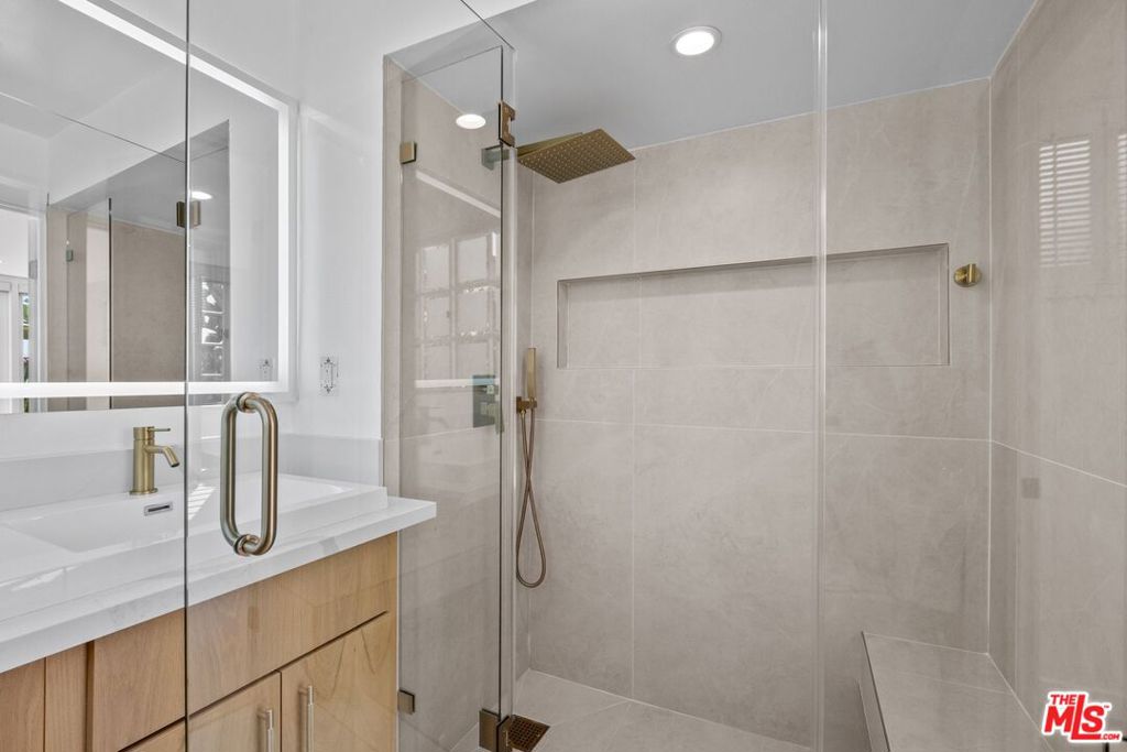 9315 Lloydcrest Drive Property Photo 20
