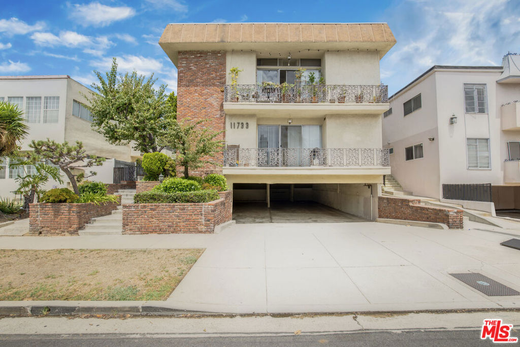 11733 Mayfield Avenue Property Photo 2