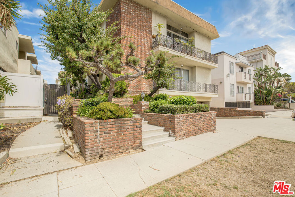 11733 Mayfield Avenue Property Photo 3