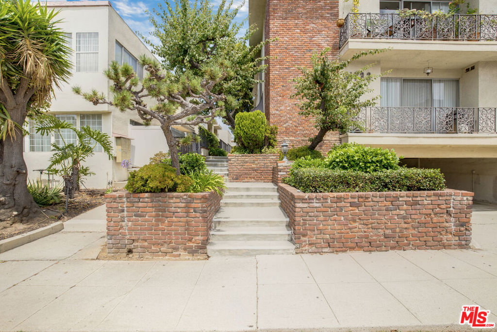 11733 Mayfield Avenue Property Photo 4