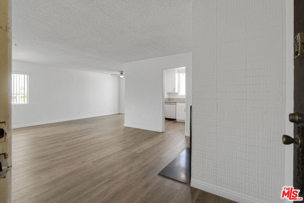 11733 Mayfield Avenue Property Photo 5