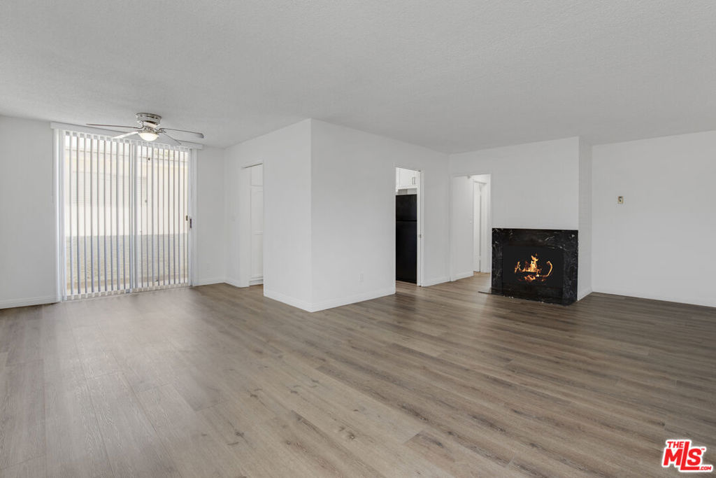 11733 Mayfield Avenue Property Photo 6
