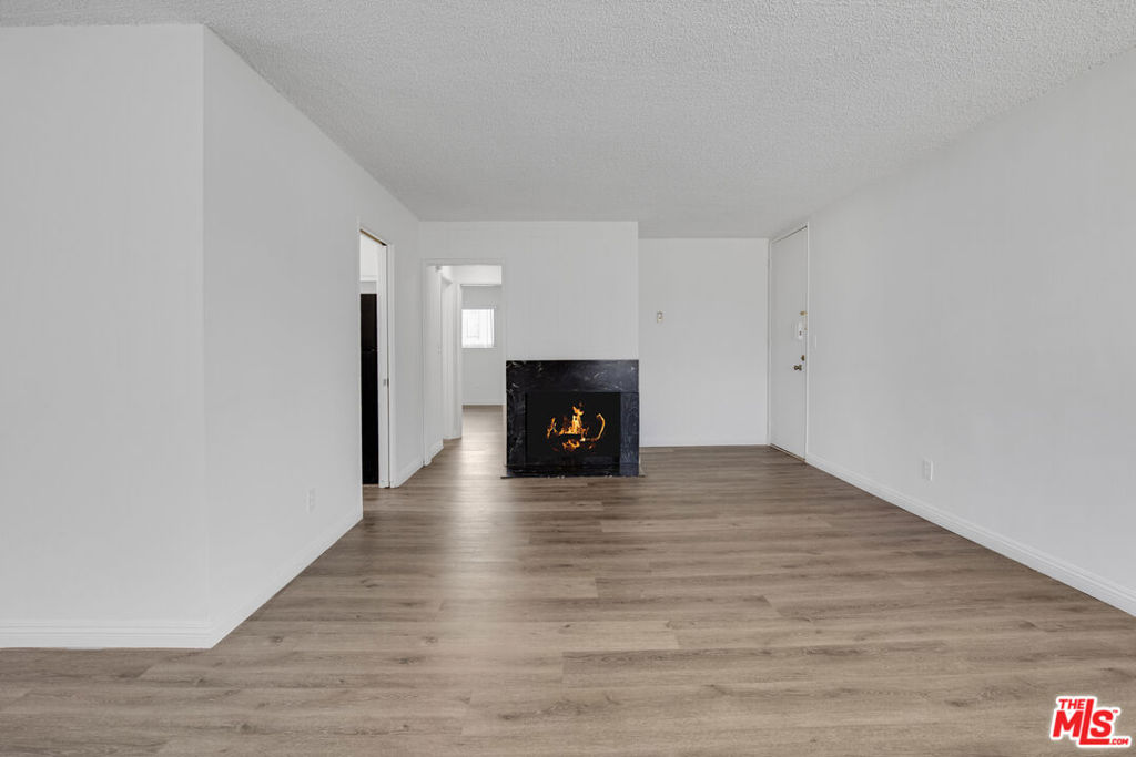 11733 Mayfield Avenue Property Photo 7