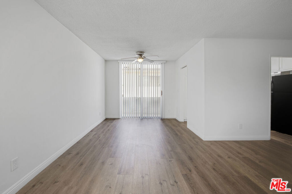 11733 Mayfield Avenue Property Photo 8