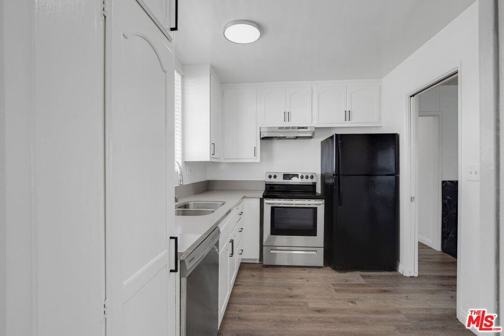 11733 Mayfield Avenue Property Photo 9