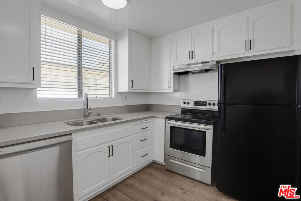 11733 Mayfield Avenue Property Photo 10