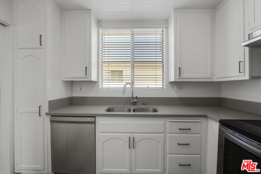11733 Mayfield Avenue Property Photo 11