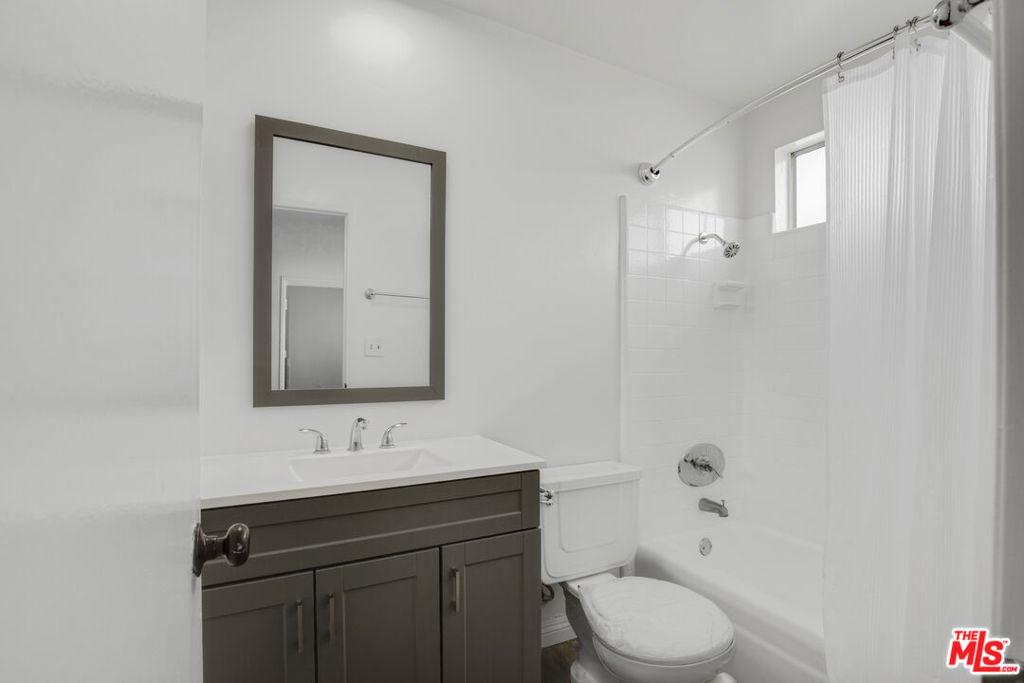 11733 Mayfield Avenue Property Photo 16