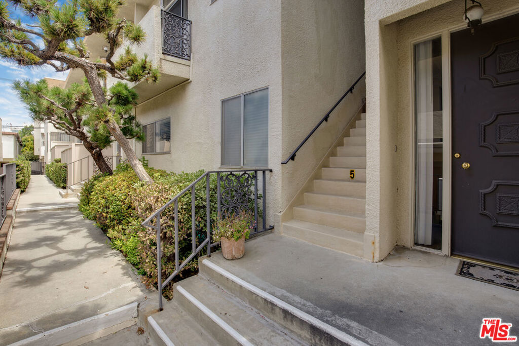 11733 Mayfield Avenue Property Photo 20