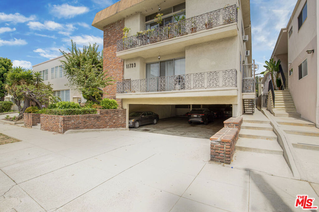 11733 Mayfield Avenue Property Photo 22