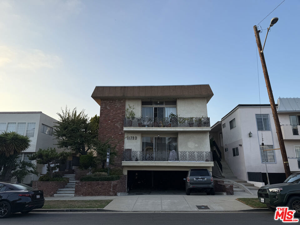 11733 Mayfield Avenue Property Photo 35
