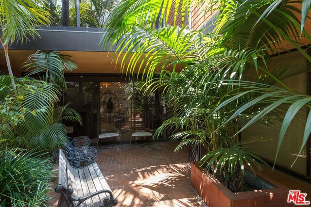 337 S Robertson Boulevard 103 Property Photo 4