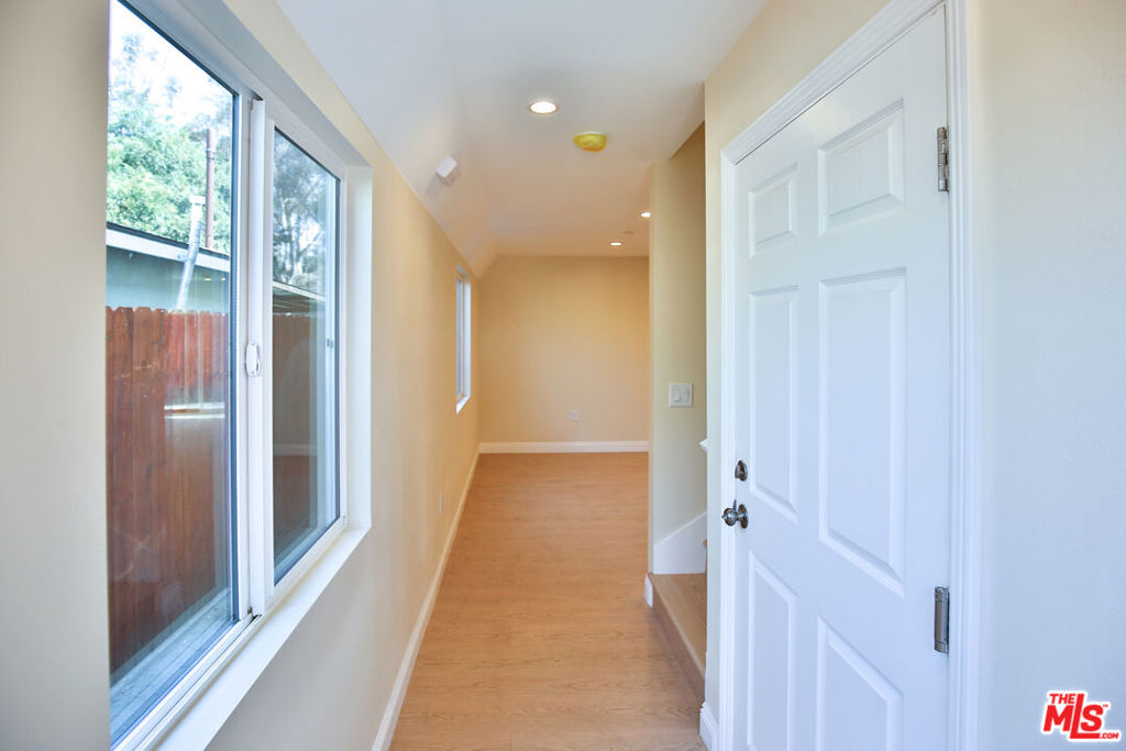 5517 - 5519 Lavinia Avenue Property Photo 6