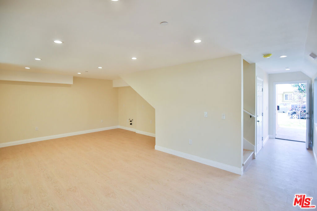 5517 - 5519 Lavinia Avenue Property Photo 9