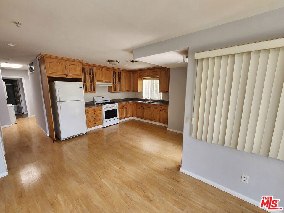335 -337 E Providencia Avenue Property Photo 6