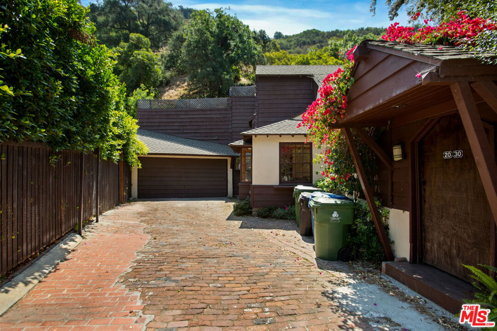 2030 Benedict Canyon Drive Property Photo 3