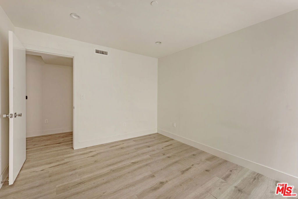 5456 1/2 Barton Avenue Property Photo 10