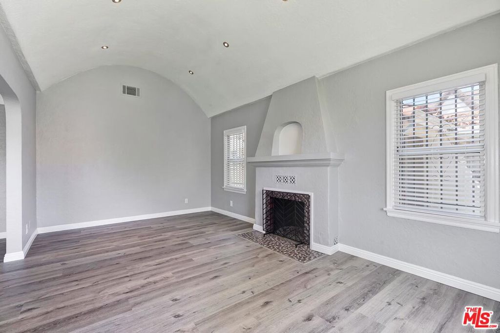 1110 W 80th Street Property Photo 5
