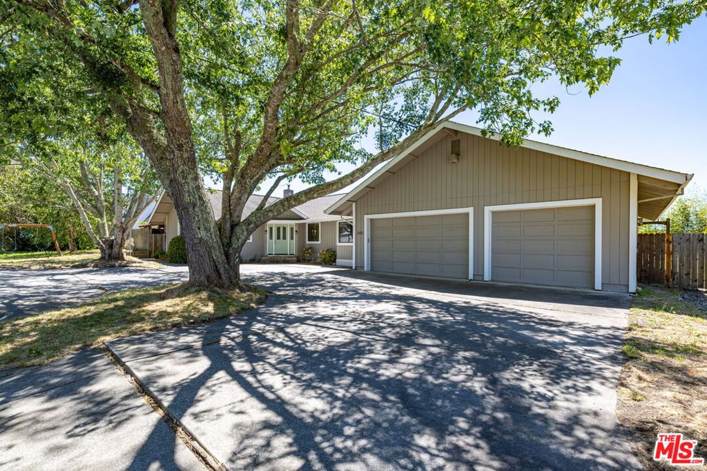 5325 Lone Pine Road Property Photo 2