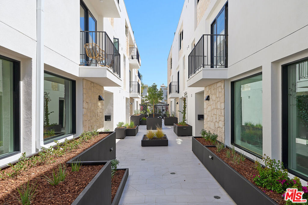 11967 Mayfield Ave 105 Property Photo 48