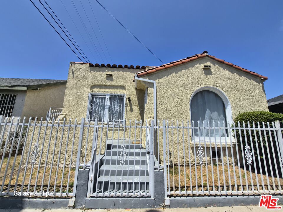 1241 W 43rd Street Property Photo 1
