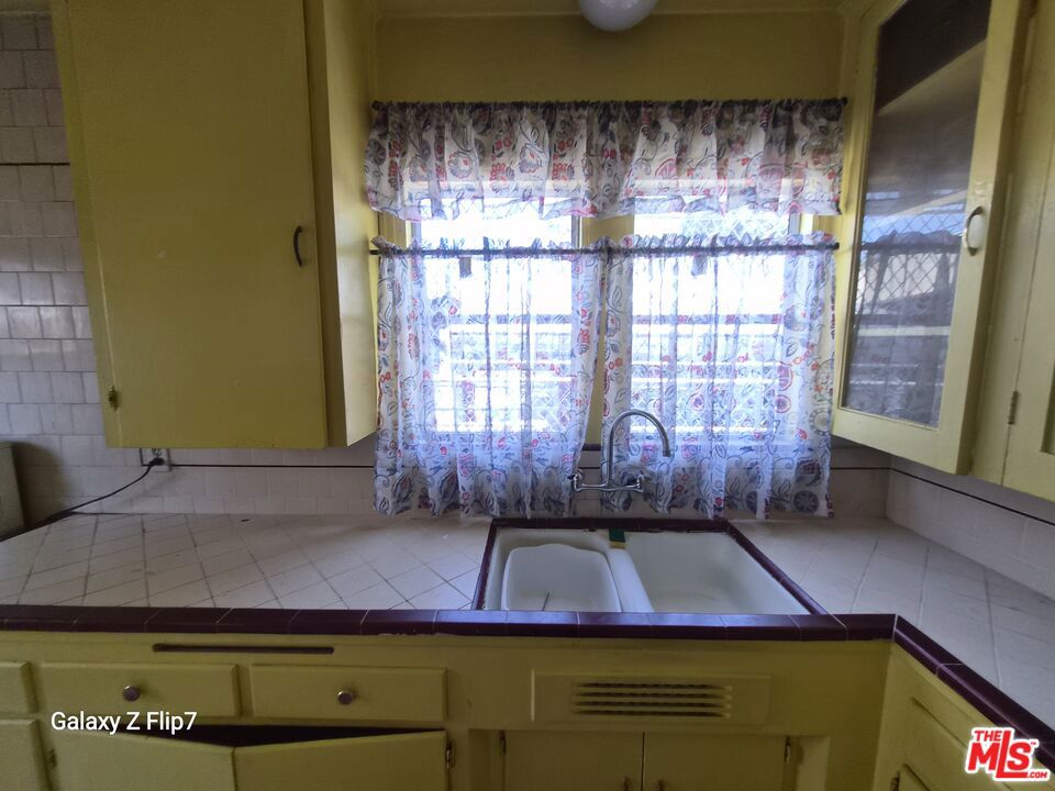 1241 W 43rd Street Property Photo 4