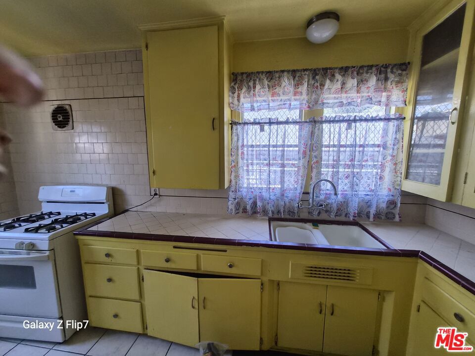 1241 W 43rd Street Property Photo 5