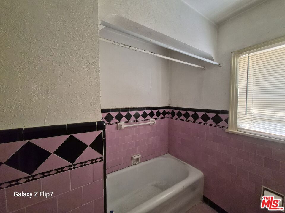 1241 W 43rd Street Property Photo 6