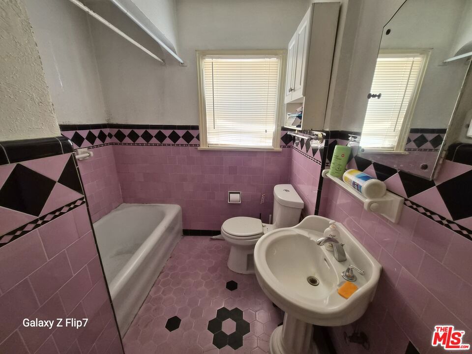 1241 W 43rd Street Property Photo 7