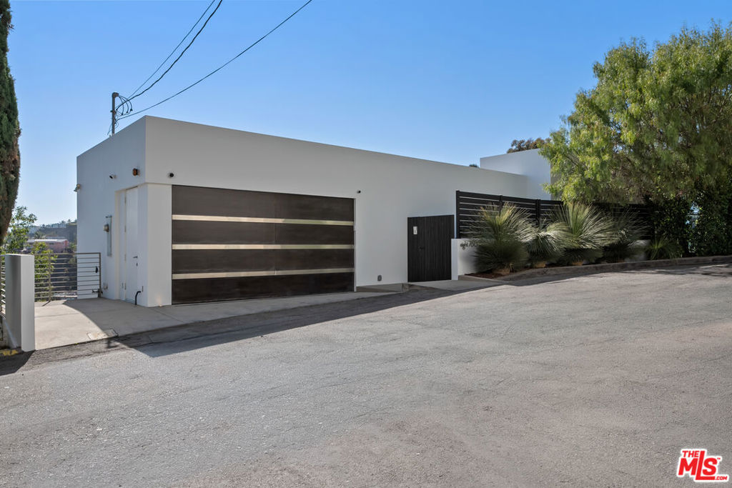 8760 Hollywood Boulevard Property Photo 1