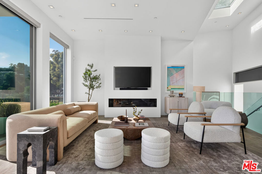 8760 Hollywood Boulevard Property Photo 6