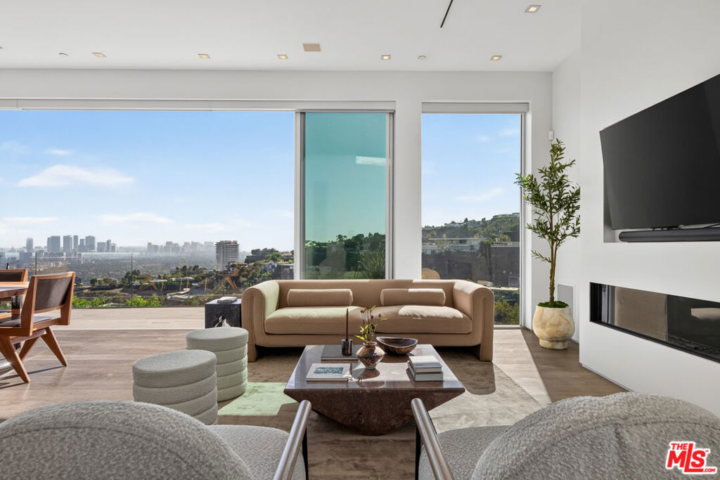8760 Hollywood Boulevard Property Photo 7