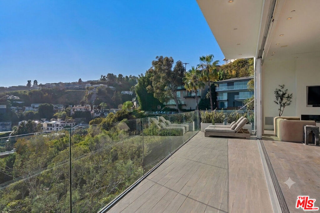 8760 Hollywood Boulevard Property Photo 15
