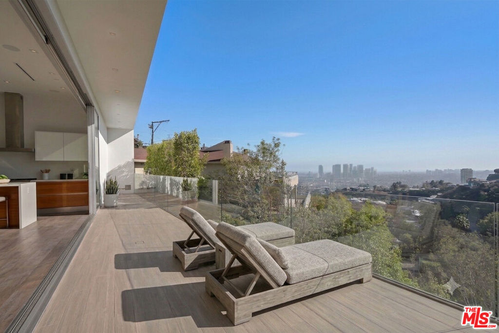 8760 Hollywood Boulevard Property Photo 16